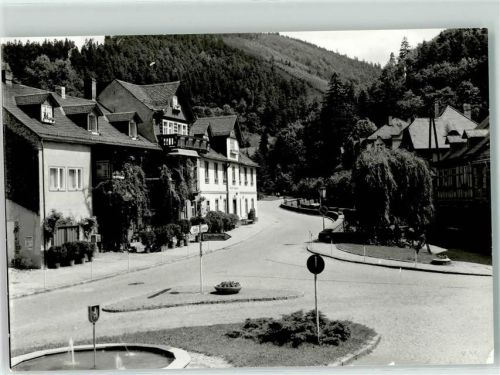 Leutenberg Wegweiser Stadtmitte Springbrunnen Fachwerkhaus Kreuzung
