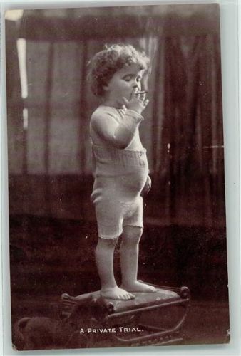 1920 Kleinkind mit einer Zigarette . A private Trial AK