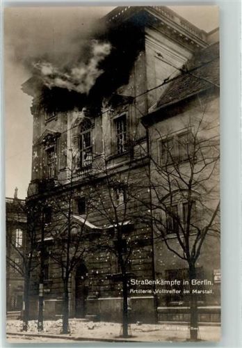 Foto AK Straßenkämpfe Artillerie Volltreffer im Marstall AK