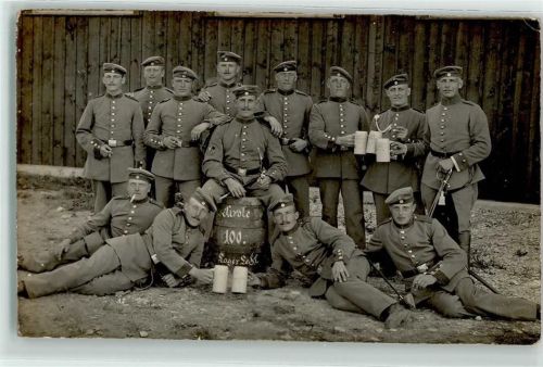 86836 W8933 Lager Lechfeld Foto AK Soldaten Militär Männer Uniform Bierkrug Zigarette Parole 100.