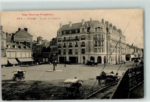 Tarbes Place de Verdun Kutsche Uhr Berard Coiffent Bien
