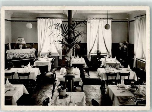 Niederbronn-les-Bains Hotel de la Chaine d Or Inneres Pflanze Sektkühler Lampe gedeckter Tisch
