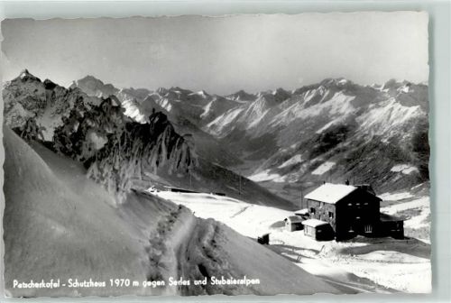 Igls Winter Patscherkofel Schutzhaus gegen Serles und Stubaieralpen