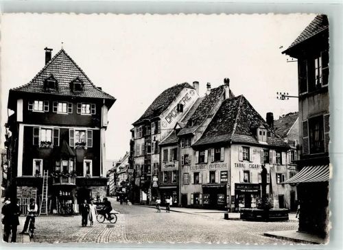 Thann Place de la Fontaine St. Thiebaut Fahrrad Oldtimer Brunnen
