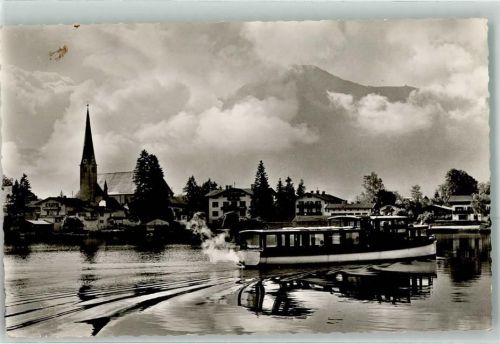 Rottach-Egern Kirche St. Laurentius mit Fahrgastschiff auf dem Tegernsee