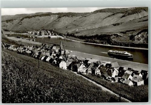 St. Aldegund und Neef mit Staustufe Fahrgastschiff auf der Mosel