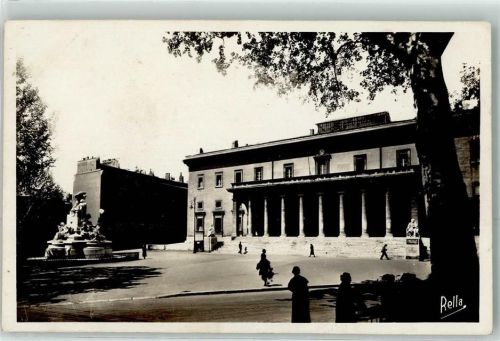 Aix-en-Provence Le Palais de Justice et le Monument allegorique de Mirabeau