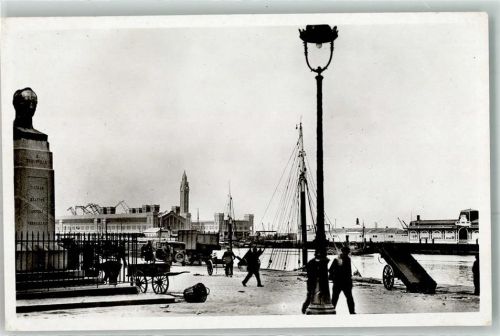 Cherbourg-Octeville la Place Bricqueville avec la Nouvelle et l Ancienne Gare Maritime Oldtimer