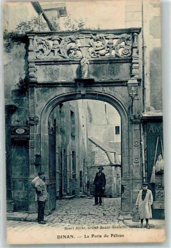 Dinan La Porte du Pelican Tor Besen Statue Verzierungen Mann Hut Stock