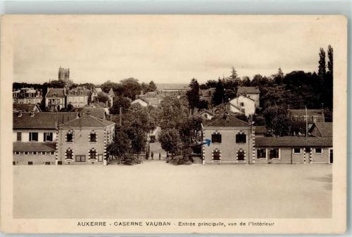 Auxerre Caserne Vauban Entree principale vue de l Interieurr