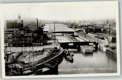 Bordeaux Le Bassin a Flot Schiff Kran Schleuse