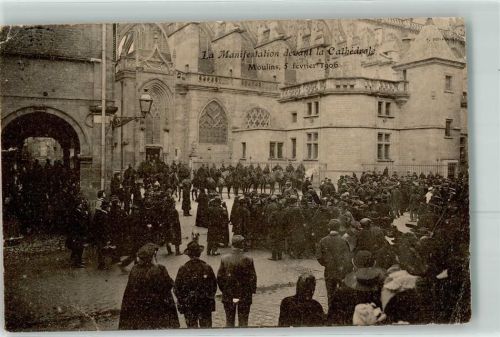 Moulins La Manifestation devant la Cathedrale 5 fevrier 1906 Pferd
