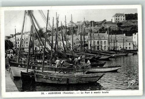 Audierne le Port a maree haute Fischerboot