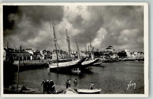 Concarneau le Port a Maree basse Fischerboot