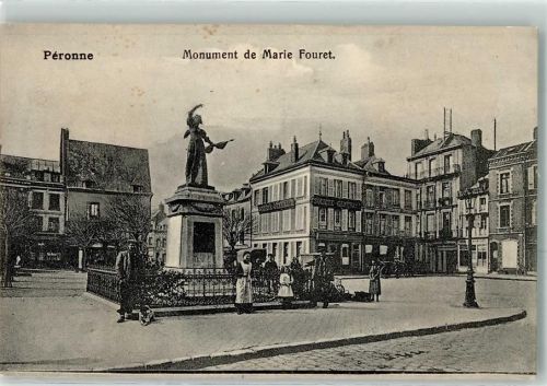 Peronne Monument de Marie Fouret Kind Mann Hund Denkmal Laterne Kutsche
