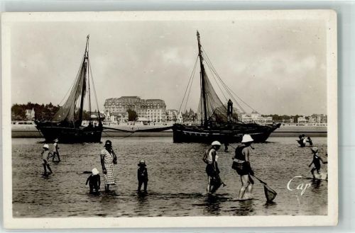 La Baule-Escoublac Barques de peche a maree basse Fischerboot