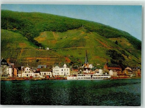 Alf mit Kirche St. Remigius und Fahrgastschiff auf der Mosel