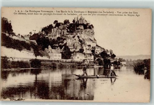 Beynac An den Rändern der Dordogne von den kleinen Inseln aus gesehen ist dieses Schloss in einer bezaubernden Landschaft des Sarladais eines der ältesten Bauwerke des Mittelalters