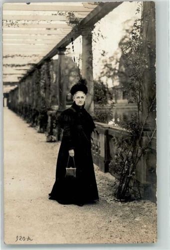 Bad Pyrmont Portrait einer schwarz gekleideten alten Dame Ort lt. Verlag