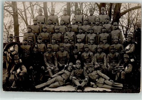 1911 Größere Gruppe Soldaten mit Offizieren in der Mitte Fotograf Seebauer