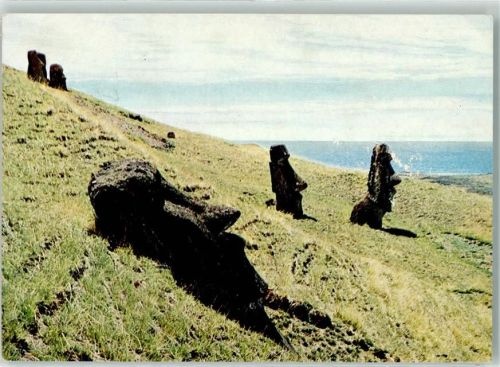 Valparaiso Denkmal Stone Statues or Moai Hanga Roa Osterinseln