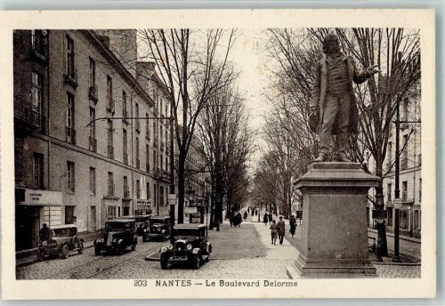 Nantes Denkmal aut Oldtimer Le Boulevard Delorme