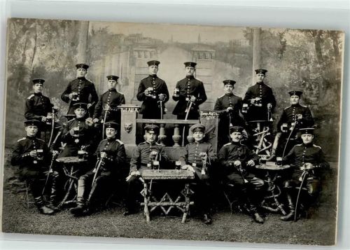 1907 Gruppenaufnahme junger deutscher Kavalleristen mit Säbeln und Biergläsern