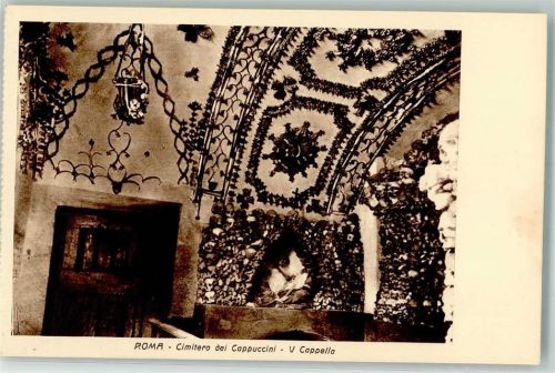 Roma Ausgeschmückte Kapelle des Kapuzinerfriedhofes mit Totenköpfe Knochen und Skelette