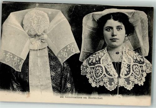 Frauen mit geklöppelten Kopfbedeckungen und ebensolchen Schals aus dem Limousin in Frankreich