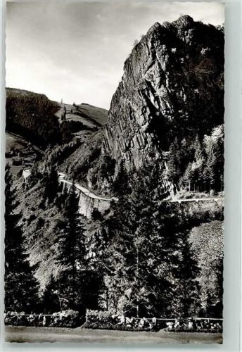 Münstertal Die Felsformation Scharfenstein mit Landstraße