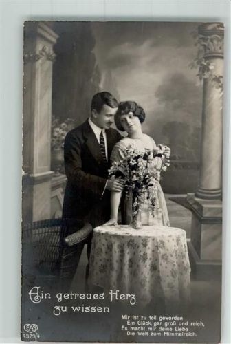 Nr. 4379/4 Mann umarmt von hinten seine Frau Fotostudioaufnahme