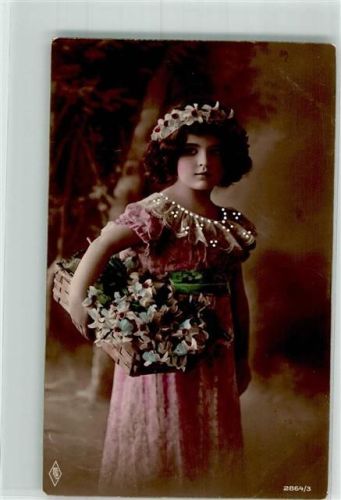 1914 Eine junge Frau mit Blumenschmuck im Haar und Pailetten besetzten Kleid PFB 2864/3