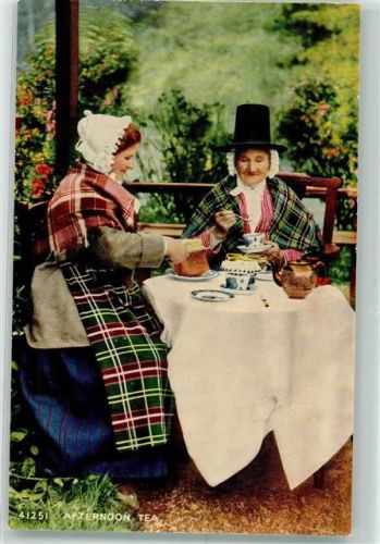 Zwei Damen in karierten Gewändern beim Afternoon Tea Valentin's & Sons Valesque Trachten Großbritannien