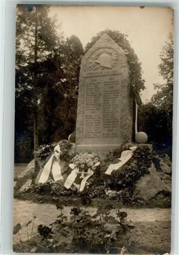 Kränze am Denkmal 1914-1917