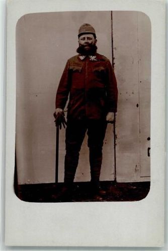 Ein Landser in Uniform mit ausgeprägtem Bart WK I