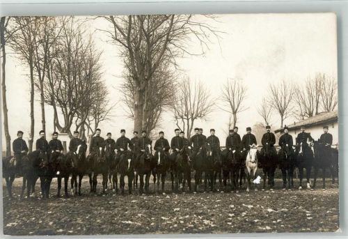 Französische Soldaten in Uniform zu Pferde