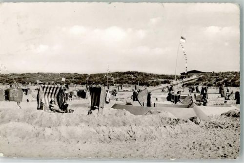 Langeoog Strand mit Strandkörben und bunten Wimpeln