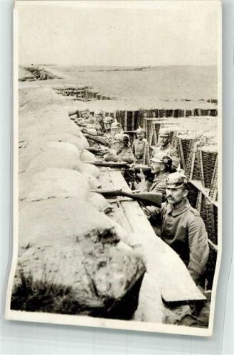 Vahrenwald Landser in Uniform mit Pickelhaube an der Brustwehr in einem Graben mit Körben
