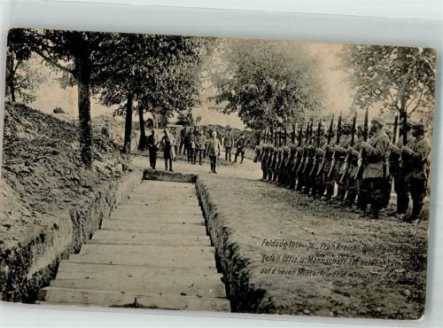 Vouziers 1917 Ehrenformation in Uniform am Rande einer Bestattung in Massengräbern Feldpost Nr. 48