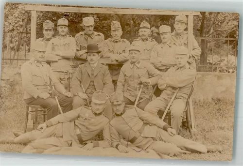 Eine Gruppe Offiziere in Uniform mit einem Zivilisten in ihrer Mitte WK I