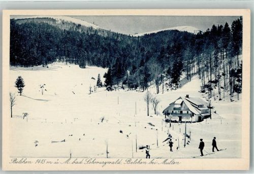 Multen Skifahrer vor dem Gasthaus Pension Belchen-Multen mit Belchen