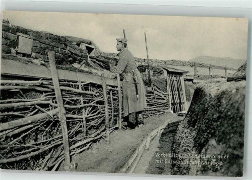 Deutscher Landser steht an der Brustwehr in einem gut ausgebauten Schützengraben Verlag K.B.i.M. Nr. 310