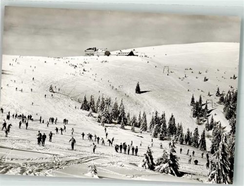 Belchen Skifahrer unterhalb des Hotel Gasthaus Belchenhaus Hüttenstempel Belchenhaus