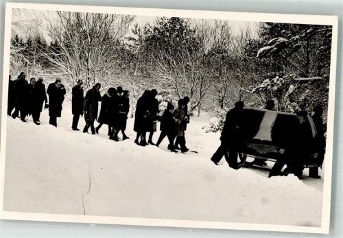 Sarg wird zur Grabstelle getragen/Gefahren im Winter