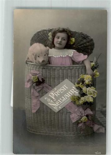 1913 Mädchen und Ferkel sitzen im Korb , Rosen Neujahr handkoloiert