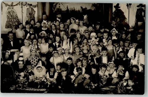 Verkleidete Kinderschar beim Fasching