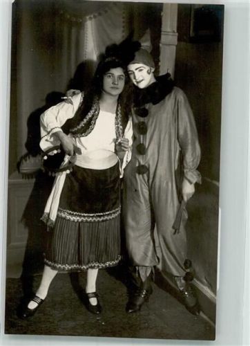 Zwei verkleidete Frauen als Spanierin und Clown beim Fasching