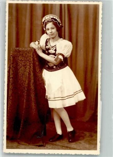 Junge Frau im Trachtenkleid im Fotostudio