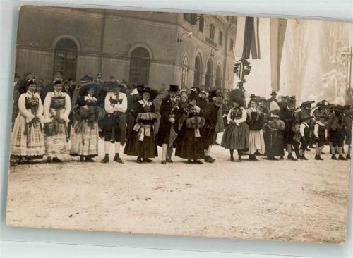 1910 - 1920 Trachtenumzug Frauen tragen ein Muff aus Pelz