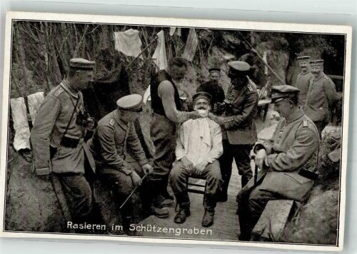 Landser in Uniform lässt sich von einem Kameraden rasieren